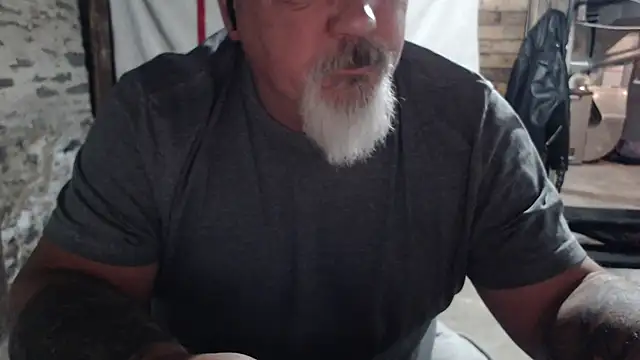 Newfiesausage1972 online show from 11/20/25, 10:38