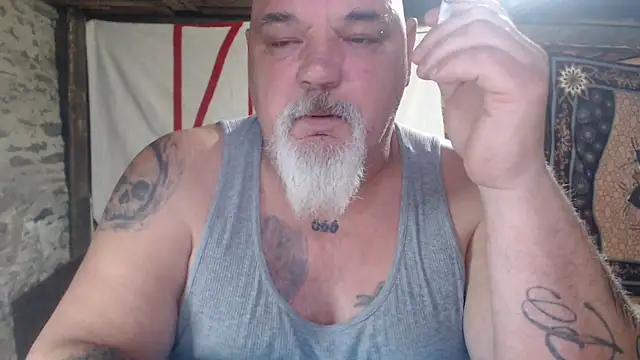 Newfiesausage1972 online show from 04/19/26, 11:33