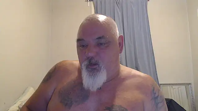 Newfiesausage1972 online show from 10/19/25, 07:27