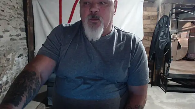 Newfiesausage1972 online show from 11/21/25, 12:26