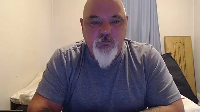 Newfiesausage1972 online show from 09/11/25, 11:43