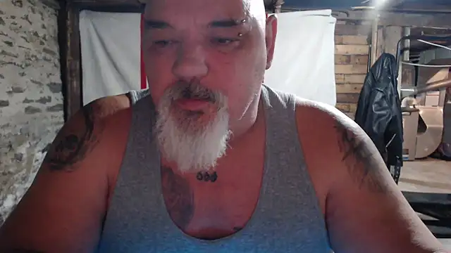 Newfiesausage1972 online show from 11/23/25, 12:04