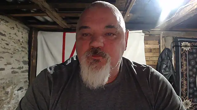 Newfiesausage1972 online show from 12/04/25, 11:26