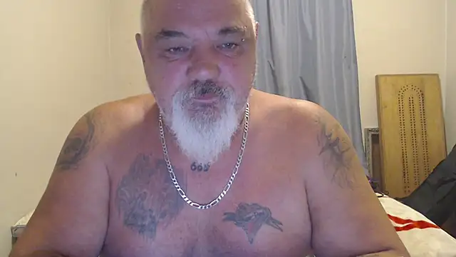 Newfiesausage1972 online show from 09/26/25, 04:36