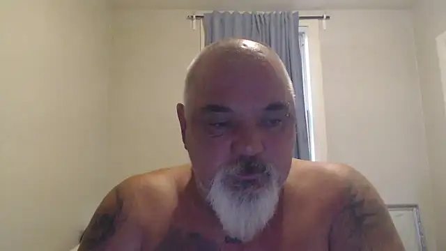 Newfiesausage1972 online show from 10/23/25, 08:07