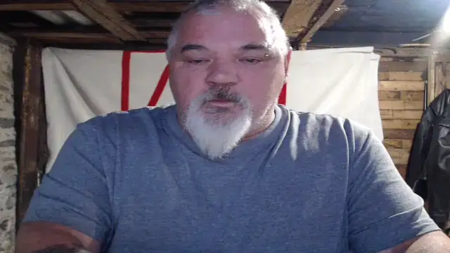 Newfiesausage1972 online show from 11/17/25, 12:31