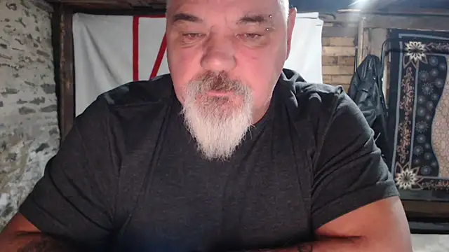 Newfiesausage1972 online show from 12/02/25, 08:05