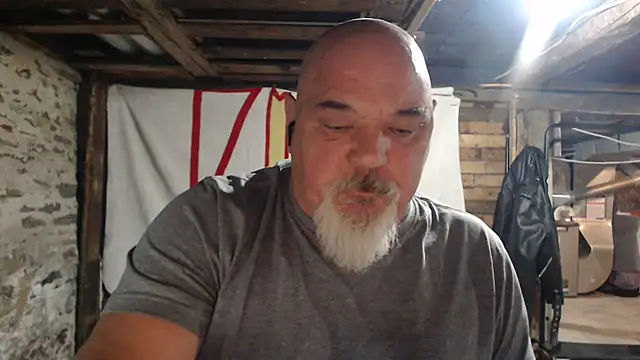 Newfiesausage1972 online show from 11/20/25, 11:47