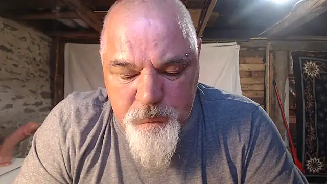 Newfiesausage1972 online show from 05/21/26, 03:42