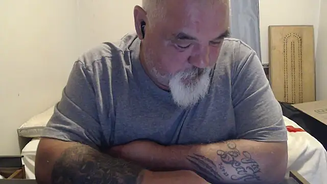 Newfiesausage1972 online show from 09/25/25, 02:23