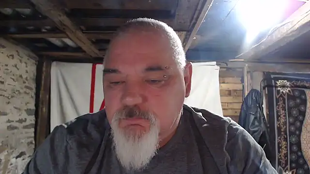 Newfiesausage1972 online show from 12/14/25, 10:21