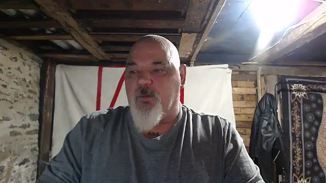 Newfiesausage1972 online show from 11/28/25, 10:04