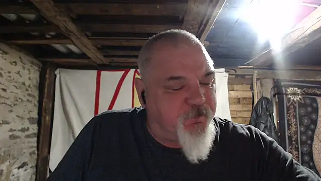 Newfiesausage1972 online show from 12/17/25, 09:36