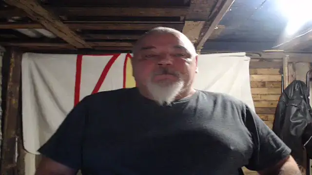 Newfiesausage1972 online show from 12/16/25, 08:51