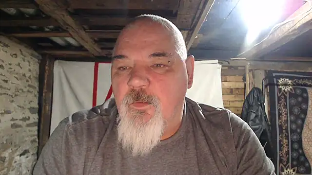 Newfiesausage1972 online show from 12/04/25, 10:47