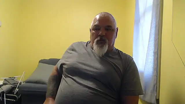 Newfiesausage1972 online show from 11/06/25, 01:48