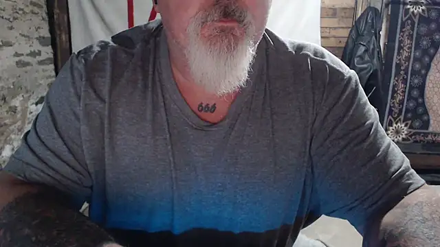 Newfiesausage1972 online show from 11/29/25, 08:58