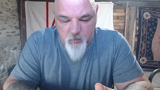 Newfiesausage1972 online show from 05/01/26, 11:15