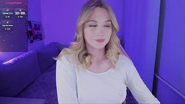 Snapshot of Honey_blonde chatting on 10/07/25, 09:16 Honey blonde online show from 10/07/25, 09:16