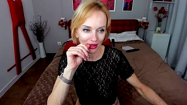 AmandaWesson online show from 11/12/25, 12:15