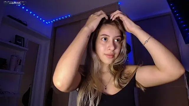 Snapshot of tinysofia_ chatting on 03/18/25, 03:23 tinysofia online show from 03/18/25, 03:23