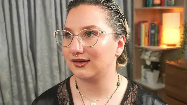 Ximenna Cruz online show from 03/25/26, 12:00