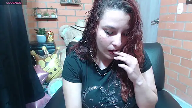 Snapshot of alexia_87 chatting on 09/30/25, 12:05 alexia 87 online show from 09/30/25, 12:05