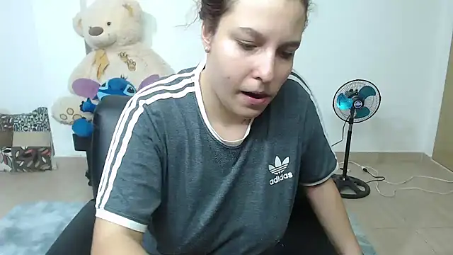 Snapshot of alexia_87 chatting on 03/08/25, 12:00 alexia 87 online show from 03/08/25, 12:00