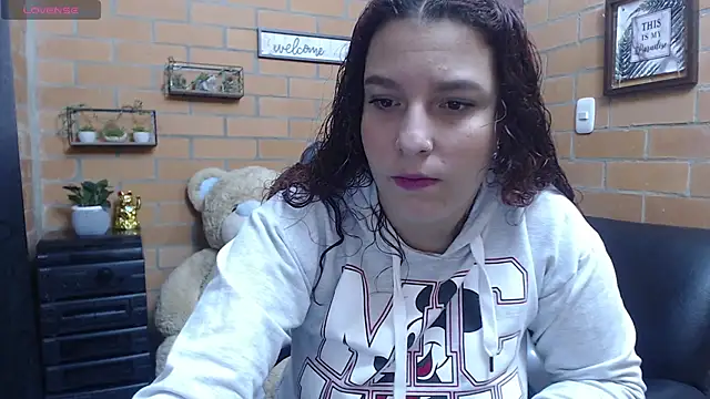 Snapshot of alexia_87 chatting on 09/12/25, 01:39 alexia 87 online show from 09/12/25, 01:39