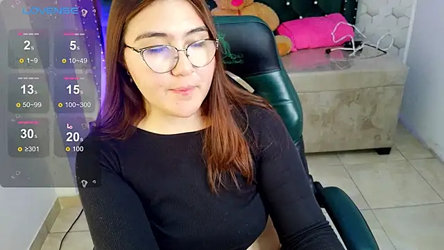Snapshot of conniejames_m chatting on 06/03/26, 02:33 conniejames m online show from 06/03/26, 02:33