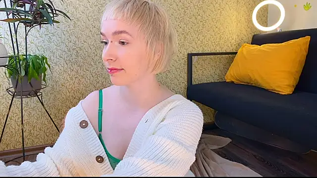 Snapshot of EmmyAmbros chatting on 02/17/25, 10:07 EmmyAmbros online show from 02/17/25, 10:07
