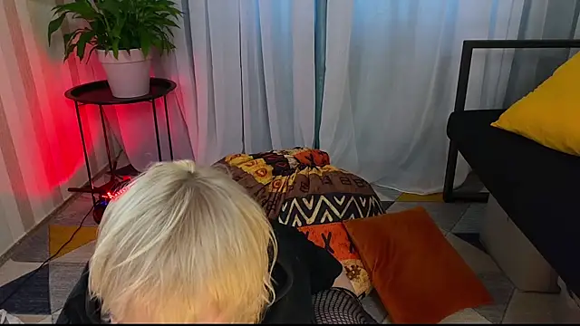 Snapshot of EmmyAmbros chatting on 07/19/26, 02:09 EmmyAmbros online show from 07/19/26, 02:09
