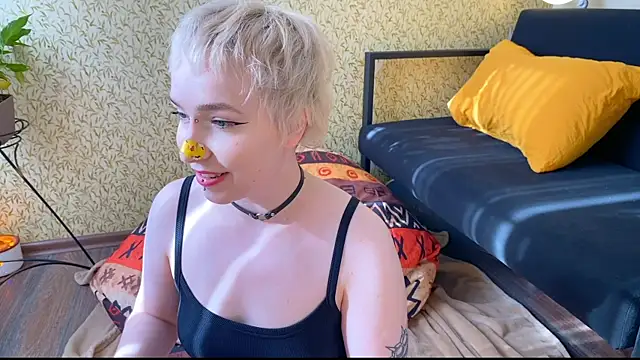 Snapshot of EmmyAmbros chatting on 03/22/25, 11:42 EmmyAmbros online show from 03/22/25, 11:42