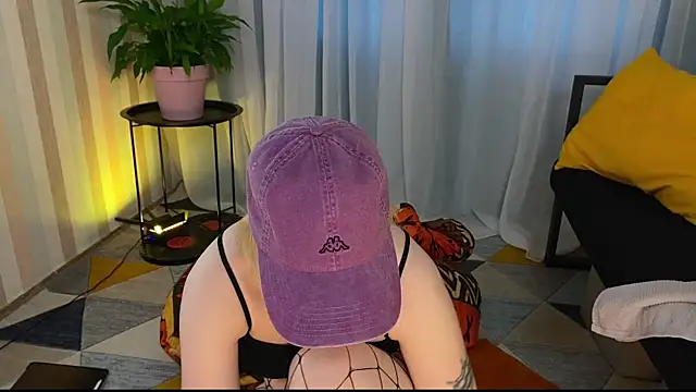 Snapshot of EmmyAmbros chatting on 07/20/26, 02:19 EmmyAmbros online show from 07/20/26, 02:19