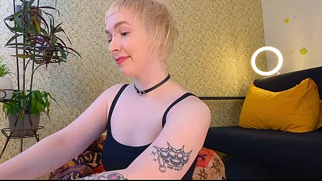 Snapshot of EmmyAmbros chatting on 02/16/25, 11:27 EmmyAmbros online show from 02/16/25, 11:27