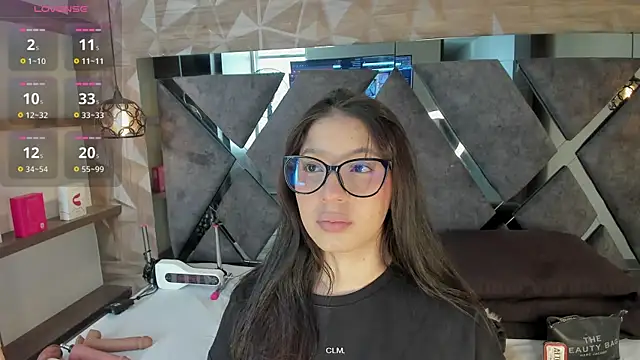 Venus velez  online show from 04/10/26, 12:23