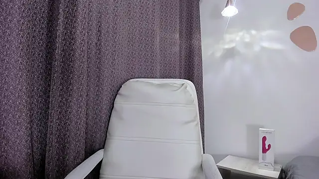Snapshot of ValentinaaF chatting on 10/15/25, 11:29 ValentinaaF online show from 10/15/25, 11:29