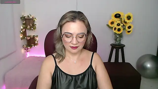 Snapshot of ana_milf chatting on 03/01/26, 11:54 ana milf online show from 03/01/26, 11:54