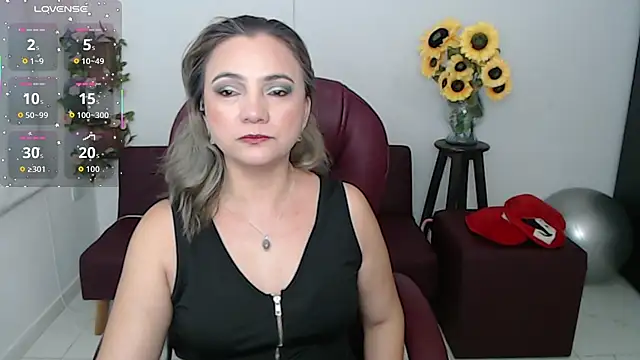 Snapshot of ana_milf chatting on 04/14/26, 12:32 ana milf online show from 04/14/26, 12:32