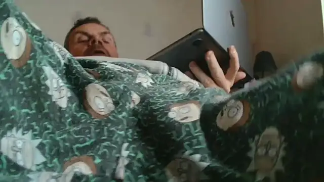 Snapshot of toptugger chatting on 11/15/25, 12:09 toptugger online show from 11/15/25, 12:09