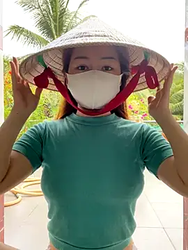 Snapshot of BabyThree_ chatting on 10/31/25, 08:11 BabyThree online show from 10/31/25, 08:11