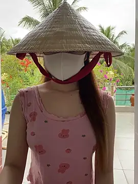 Snapshot of BabyThree_ chatting on 10/28/25, 08:24 BabyThree online show from 10/28/25, 08:24