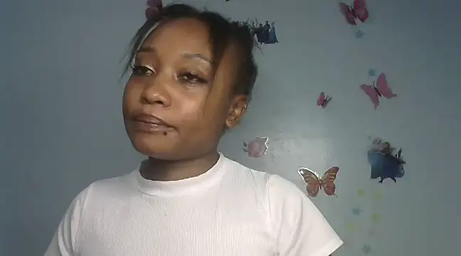 Snapshot of laetitia_ chatting on 03/06/25, 08:27 laetitia online show from 03/06/25, 08:27