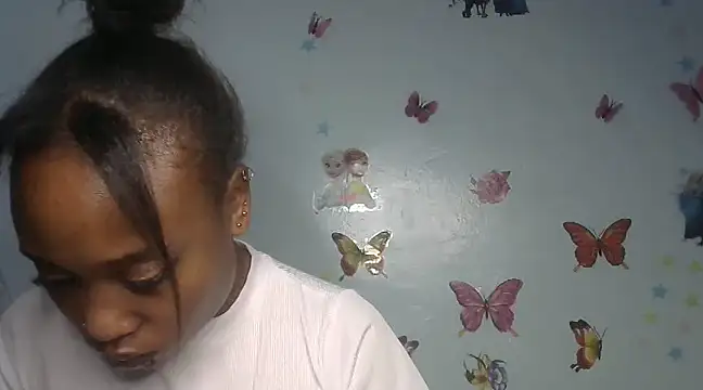 Snapshot of laetitia_ chatting on 03/06/25, 05:22 laetitia online show from 03/06/25, 05:22