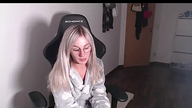 Liana Lou online show from 11/18/25, 04:21