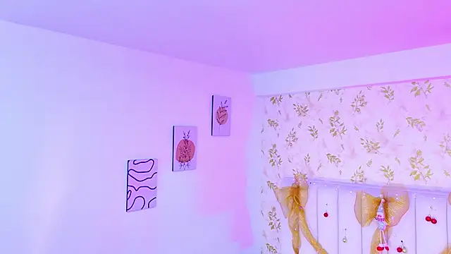 Snapshot of Sara_Desire chatting on 12/20/25, 12:19 Sara Desire online show from 12/20/25, 12:19