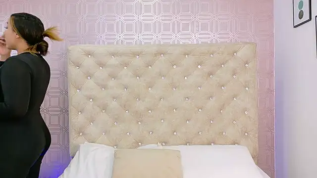 Sara Desire online show from 10/10/25, 12:17