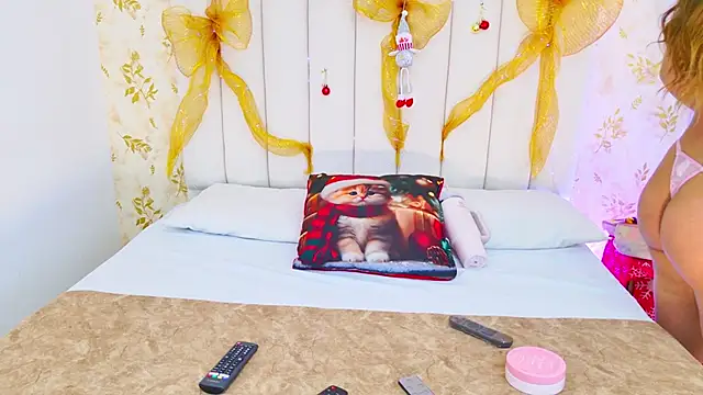 Snapshot of Sara_Desire chatting on 12/21/25, 12:29 Sara Desire online show from 12/21/25, 12:29