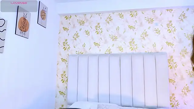 Snapshot of Sara_Desire chatting on 01/15/26, 12:19 Sara Desire online show from 01/15/26, 12:19