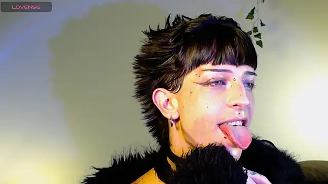 Snapshot of succubot chatting on 10/28/25, 06:45 succubot online show from 10/28/25, 06:45